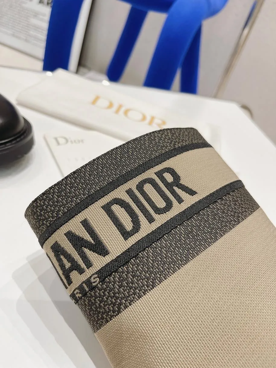 👟👟Ex-factory price 640👟👟 The highest version of Dior CD autumn and winter boots, retro work boots, one-on-one, easy to wear, good-looking and handsome Material: imported calfskin upper spliced with the latest imported technology electric embroidery fabric (not ordinary fly woven fabrics on the market) + water-dyed cowhide lining (not sheepskin lining on the market) + original molded T👟👟factory price U outsole + original molded letter buckle + latest original box packaging at the counter Heel height: 3CM Code number: 35-40